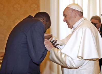 Sydsudans president Salva Kiir Mayardit kysser påve Franciskus ring.
