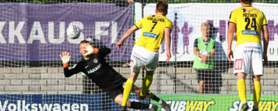 Rasmus Karjalainen skjuter straff mot Jere Koponen.