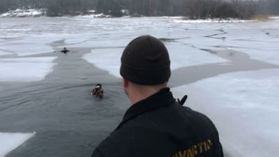 Sjöbevakarna övar på vakräddning.