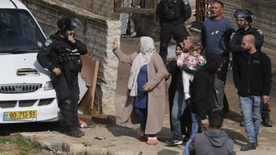Palestinsk kvinna är upprörd över att israeliska myndigheter kommer att demolera ett hus. 