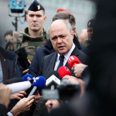 Frankrikes inrikesminister Bruno Le Roix talar med journalister efter att en misstänkt attentatsman sköts ihjäl på Orly-flygplatsen 18.3.3017