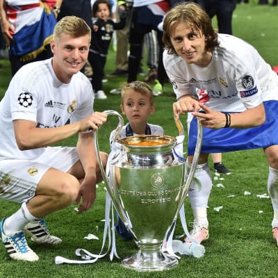 Toni Kroos och Luka Modric firade seger i Champions League för ett år sedan.