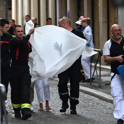 Nödarbetare bär en person som skadats i en explosion i centrala Lyon i Frankrike.