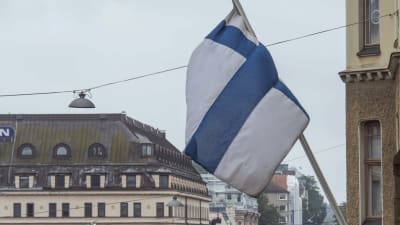 En finländsk flagga vajar på halvstång nära Salutroget i Åbo på lördagen den 19 augusti 2017.