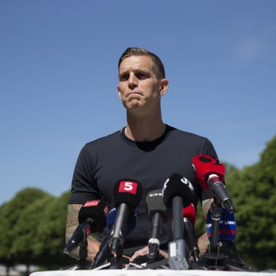 Daniel Agger håller presskonferens