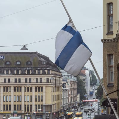 En finländsk flagga vajar på halvstång nära Salutroget i Åbo på lördagen den 19 augusti 2017.