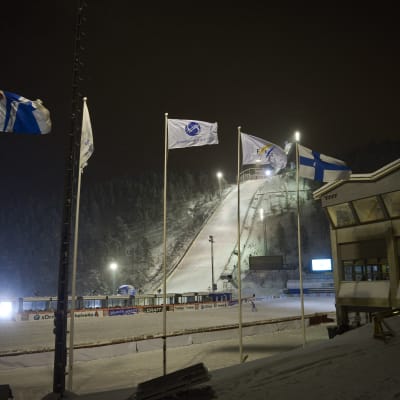 Skidcentret i Kuusamo i kvällsbelysning.