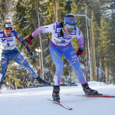 Jessica Diggins skuggar Krista Pärmäkoski vid VM i Lahtis 2017.