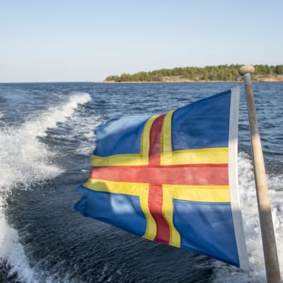 Ålands flagga på båt.