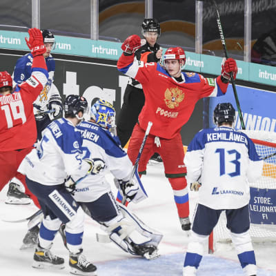 Ryska spelare jublar efter ett mål, Lejonen deppar.