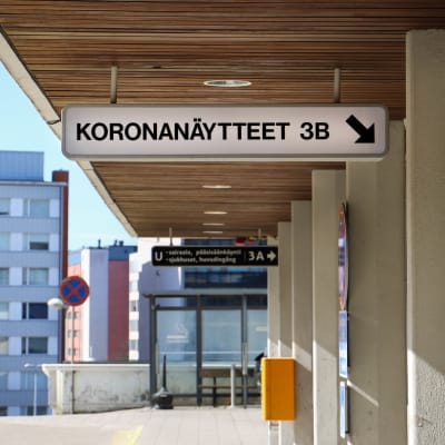 Skylt med texten "koronanäytteet" utanfr U-sjukhuset i Åbo. 
