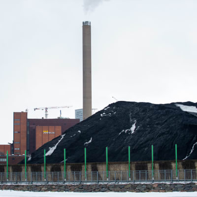 En stor stenkolshög framför Helens kraftverk i Södervik i Helsingfors. 