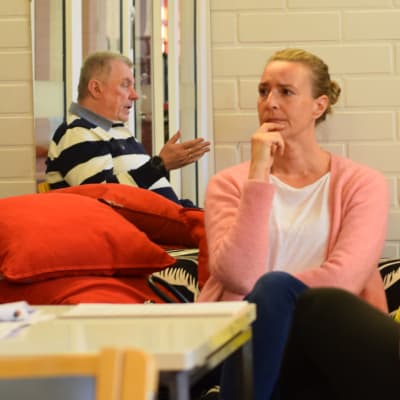 Daniela Andersson, ordförande för Hem och Skola vid Kyrkfjärdens skola, sitter och pratar med Ingås tekniska chef Peter Bergman (som syns via en spegel).