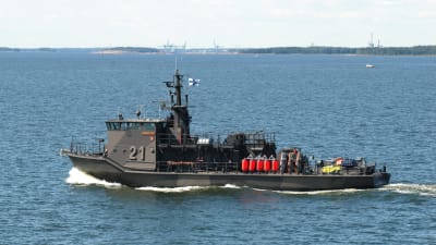 Ett av marinens minröjningsfartyg till havs. 