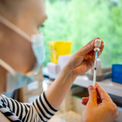 Pfizer-rokotetta valmistava sairaanhoitajat Vantaan Energia Areena rokotuskeskuksessa. 26.5.2021.