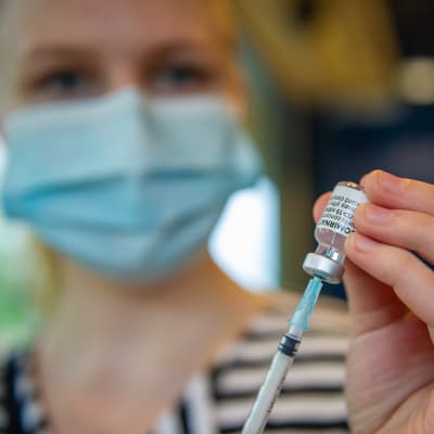 Pfizer-rokotetta valmistava sairaanhoitajat Vantaan Energia Areena rokotuskeskuksessa.