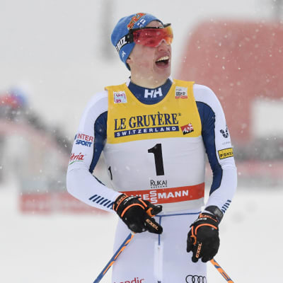 Iivo Niskanen går i mål i Ruka.