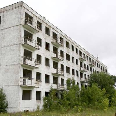 Tyhjillään oleva ja rapistunut noin 1980 luvun kerrostalo Tapan kunnassa Tamsalun taajamassa Pohjois-Virossa.