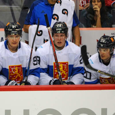 Aleksander Barkov, Patrik Laine och Sebastian Aho sitter på bänken, hösten 2016.