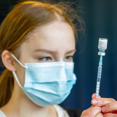 Pfizer-rokotetta valmistava sairaanhoitajat Vantaan Energia Areena rokotuskeskuksessa. 26.5.2021.