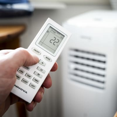 Kaukosäätimellä muutetaan ilmastointilaitteen lämpötilaa.