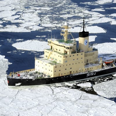 Isbrytaren Sisu kör genom is. 