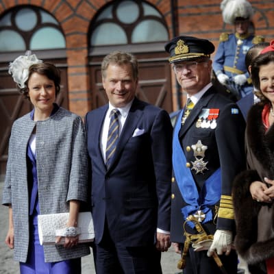 Jenni Haukio, Sauli Niinistö, Ruotsin kuningas Kaarle  XVI Kustaa ja kuningatar Silvia Tukholmassa ensimmäisellä valtiovierailulla 2012.