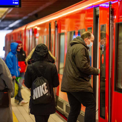 Passagerare stiger på metron i Hagnäs.