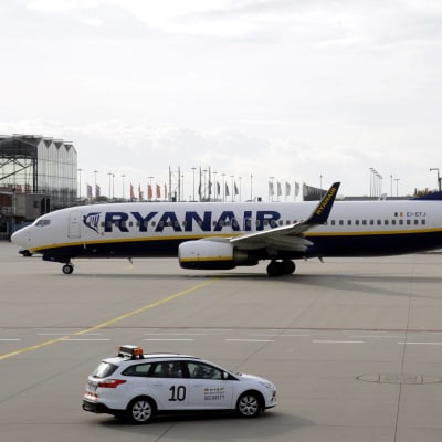 Ryanairs flygplan på en flygplats.