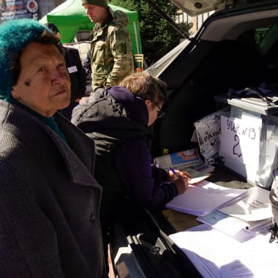 Kvinnor i svårt krigshärjade och ryskockuperade Mariupol deltog i omröstningen på söndagen, i en så kallad mobil vallokal. 