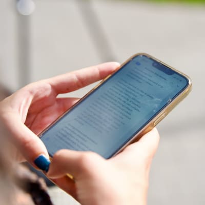 En mobiltelefon med estnisk text på skärmen. 