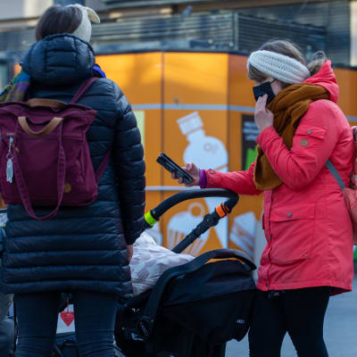 Matkustajat Helsingin päärautatieaseman laiturilla. 2.3.2021.
