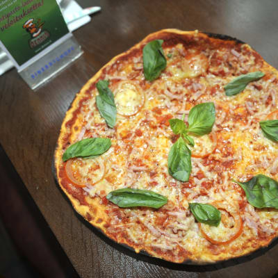 Pizza lautasella