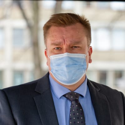 Puolustusministeri Antti Kaikkonen. 