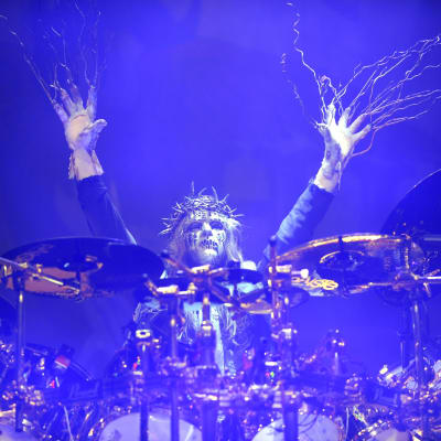 Joey Jordison spelar trummor i mask och utstyrsel.