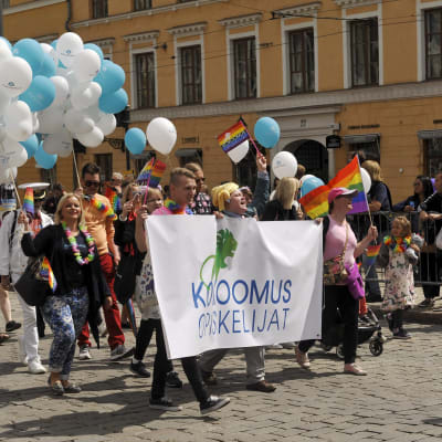 Samlingspartiets studerandeförbund går i Prideparaden 2018.