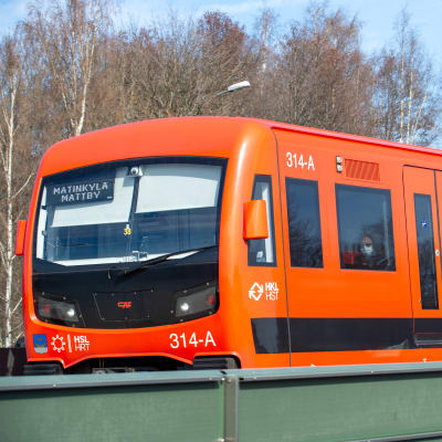 Metrojuna Helsingissä. 20.4.2021.