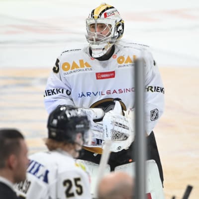 Stanislav Galimov står framför avbytarbåset.