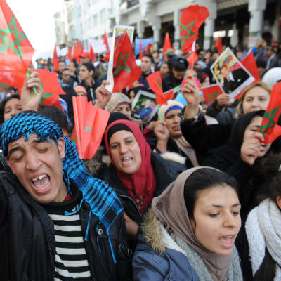 Marokkolaiset kokoontuivat suurmielenosoitukseen pääkaupunkiin Rabatiin 13.3. 2016.
