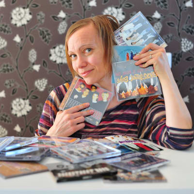 Lisa Ahlvik med en samling Backstreet Boys-skivor
