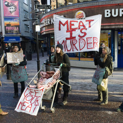 Aktivister demonstrerar mot köttätande i London. 