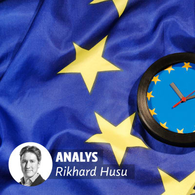 En blå EU-klocka mot EU:s flagga. I övre högra hörnet ett citattecken, och i det nedre vänstra en bild av Rikhard Husu och texten: Analys.