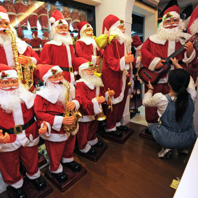 Julprydnader i en partihandel i Yiwu i Kina.