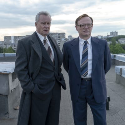 Stellan Skarsgård och Jared Harris i HBO-serien Chernobyl. 