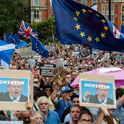 Tusentals människor samlades utanför parlamentet i London för att protestera mot premiärminister Boris Johnsons beslut