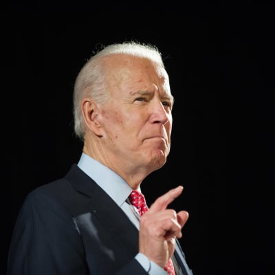 Joe Biden pekar i luften med sitt pekfinger i en talarstol.