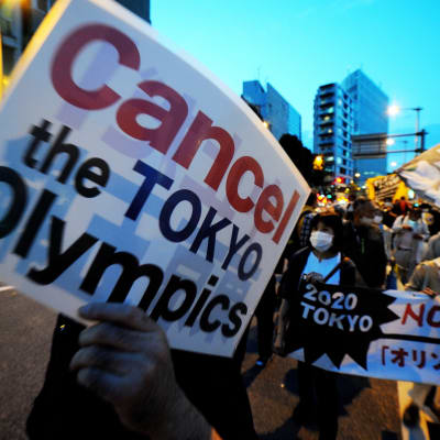 Tokion olympiakisojen vastustajia protestoimassa.