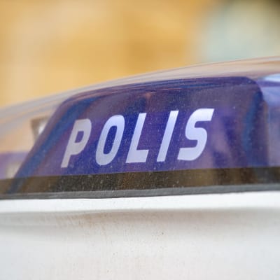 Polis-skylten på en polisbil.