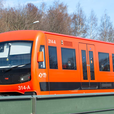 Metrotåg i Helsingfors. 20.4.2021