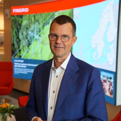 Jukka Ruusunen, Fingridin toimitusjohtaja seisoo vierailijaloungessa Fingridin toimitiloissa Helsingissä.